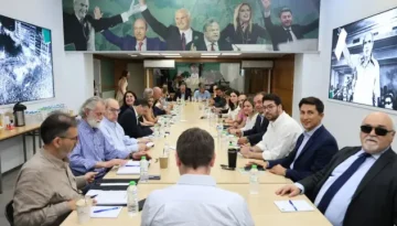 Το ΠΑΣΟΚ υπό διπλή δημοσκοπική πίεση – Τα ανησυχητικά ευρήματα από την “ακτινογραφία” των αναποφάσισ