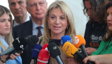 “Ανεβάζει στροφές” η Καρυστιανού: Οι εκδηλώσεις σε Αθήνα και Θεσσαλονίκη και το γραφείο στην Αιόλου