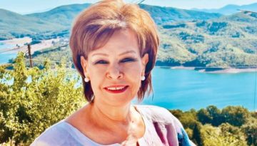 Ασημίνα Σκόνδρα στα Παραπολιτικά: “Αν καλούσα τον πρωθυπουργό, θα του μαγείρευα στιφάδο – Οι γονείς μου μ