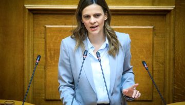 Εφη Αχτσιόγλου: «Δεν παραιτούμαι από την ενεργό πολιτική»