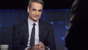 Εκλογές με «φουτεράκι» ψηφίζει ο Μητσοτάκης – Η πρόβλεψη για το Mουντιάλ και ο γάμος του γιου του