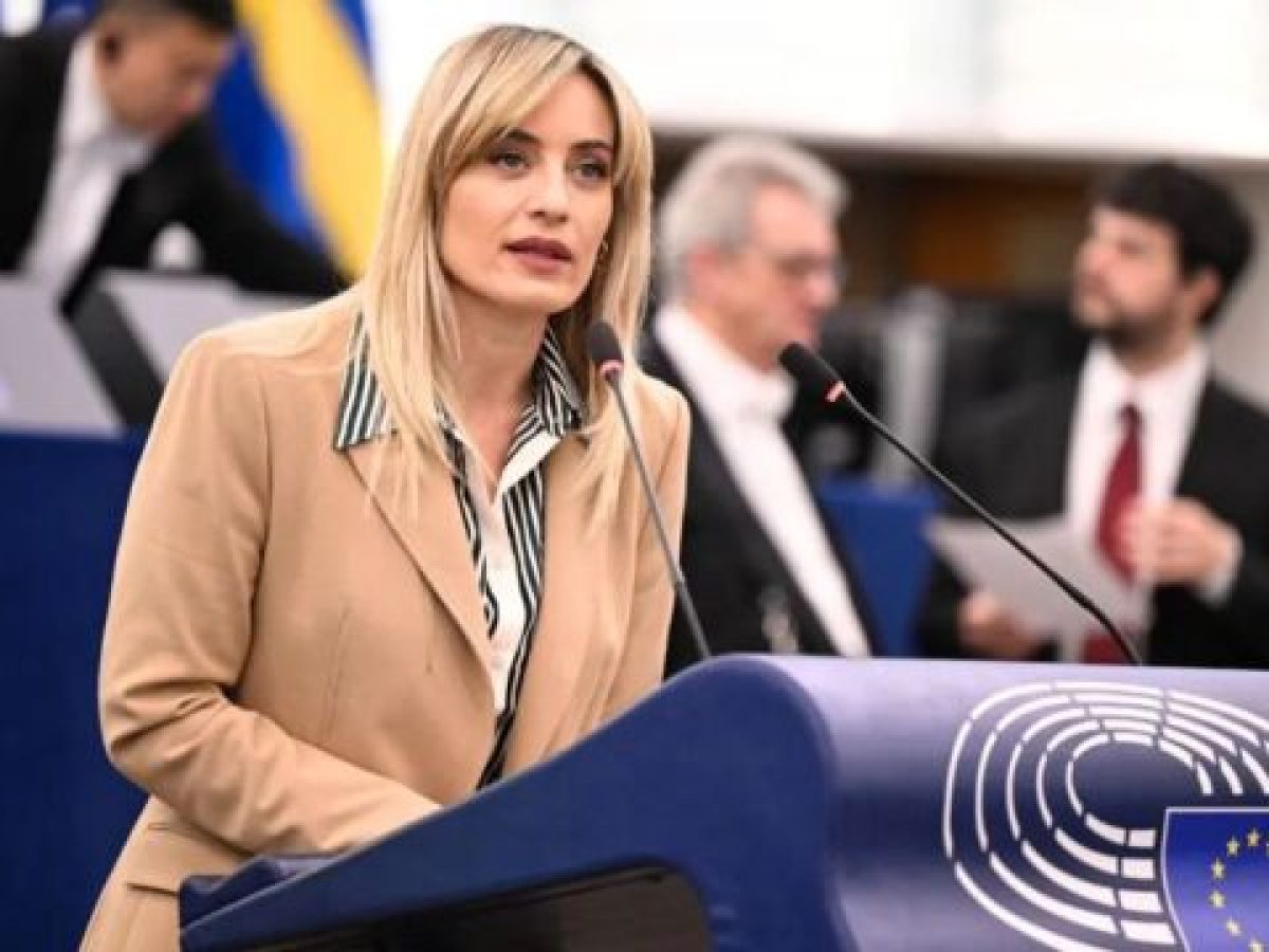 Ελεονώρα Μελέτη: “Χυδαίο να καταδικάζουμε την παιδική εργασία και να χειροκροτούμε τα παιδιά influencers”