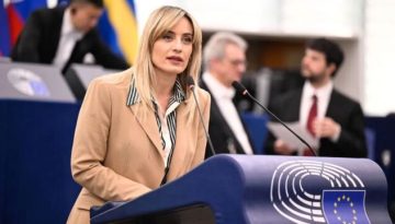 Ελεονώρα Μελέτη: “Χυδαίο να καταδικάζουμε την παιδική εργασία και να χειροκροτούμε τα παιδιά influencers”