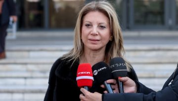 Εκβιασμούς και «αρχηγιλίκια» καταγγέλλει η Μαρία Καρυστιανού