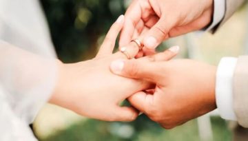 Γάμος σε κρίση για στέλεχος της κυβέρνησης – Δύσκολα θα συνεχίσει να δηλώνει παντρεμένος