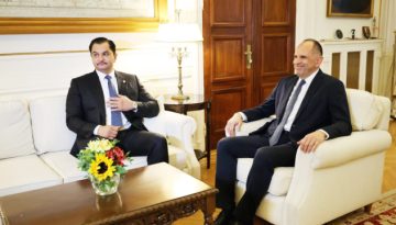 Σκληρό πόκερ με τη Λιβύη: Εντείνονται οι διπλωματικές επαφές της Αθήνας με Τρίπολη και Βεγγάζη – Τι σημαίνουν οι επισκέψεις Χαφτάρ στην Άγκυρα