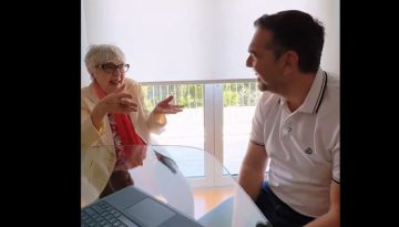 Η Θεοπούλα του «Παρά Πέντε» με Τσίπρα: «Love ΕΛ.Α.Σ.» (Βίντεο)