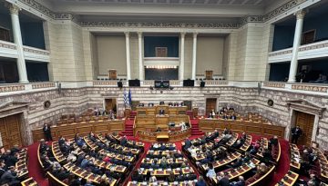 «Κάνετε τα πράγματα χειρότερα»: Επίθεση της αντιπολίτευσης στην κυβέρνηση για την αναθεώρηση του άρθρου 86 | in.gr