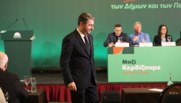 Υπό πίεση το ΠΑΣΟΚ μετά τη δημοσκοπική βουτιά και τις δηλώσεις Δούκα, η σφήνα της Διαμαντοπούλου και η αναζήτηση «σανίδας