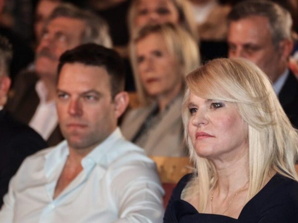 &Sigma;&tau;&eta;&nu; &alpha;&nu;&tau;&epsilon;&pi;ί&theta;&epsilon;&sigma;&eta; &omicron; &Kappa;&alpha;&sigma;&sigma;&epsilon;&lambda;ά&kappa;&eta;&sigmaf;: &Epsilon;&gamma;ώ &zeta;ή&tau;&eta;&sigma;&alpha; &alpha;&pi;ό &tau;&eta;&nu; &Tau;&zeta;ά&kappa;&rho;&eta; &nu;&alpha; &pi;&alpha;&rho;&alpha;&iota;&tau;&eta;&theta;&epsilon;ί &ndash; &Tau;&omicron; &kappa;ό&mu;&mu;&alpha; &kappa;&iota;&nu;&epsilon;ί&tau;&alpha;&iota; &sigma;&tau;&omicron; &phi;&iota;&lambda;&epsilon;&lambda;&epsilon;ύ&theta;&epsilon;&rho;&omicron; &kappa;έ&nu;&tau;&rho;&omicron;