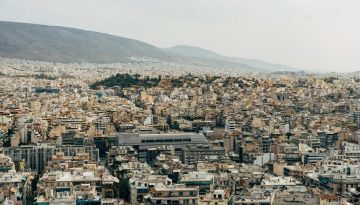 Κυβέρνηση κατά δήμων: Τους αρπάζει τις υπηρεσίες δόμησης
