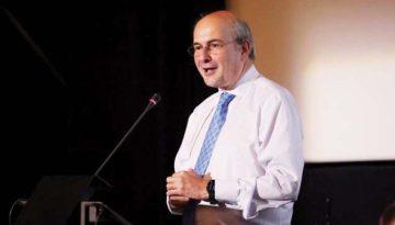 Κωστής Χατζηδάκης: Η γραβάτα με τον Λευκό Πύργο που “έκλεψε” τις εντυπώσεις σε εκδήλωση και οι δεσμοί με τη Θεσσαλονίκη (Εικόνες)