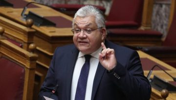 Κουκουλοφόροι πέταξαν τρικάκια στο σπίτι του υφυπουργού Παιδείας Νίκου Παπαϊωάννου – «Δεν έκανα ποτέ πίσω»