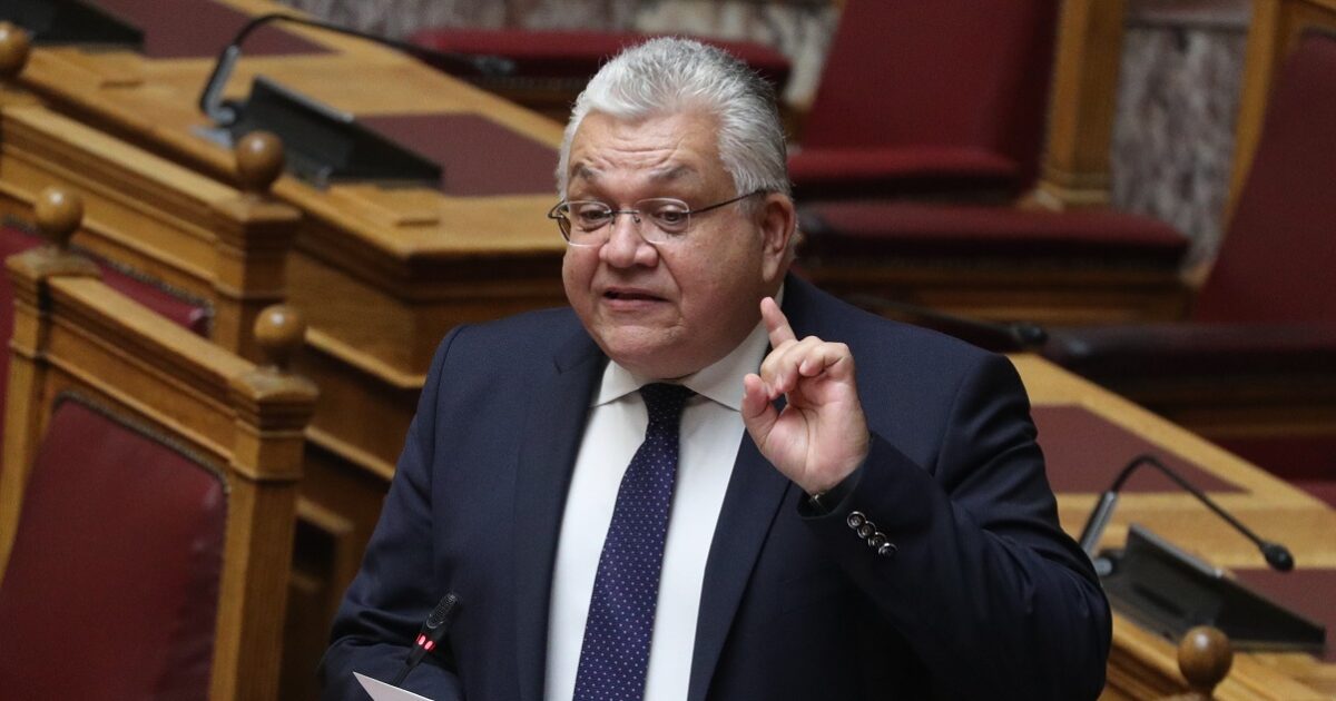 Κουκουλοφόροι πέταξαν τρικάκια στο σπίτι του υφυπουργού Παιδείας Νίκου Παπαϊωάννου – «Δεν έκανα ποτέ πίσω»