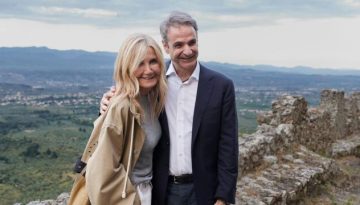 Οι τρυφερές ευχές του Κυριάκου Μητσοτάκη στη σύζυγό του, Μαρέβα, για τα γενέθλιά της: “Να μας δίνεις δύναμη με το χαμόγελό σου”