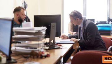Στο ΑΤ Συντάγματος για έκδοση νέας ταυτότητας ο Μητσοτάκης, δείτε βίντεο και φωτογραφίες