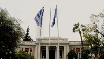 Κυβερνητική αντεπίθεση μετά την άνοδo της ΕΛ.Α.Σ. στις δημοσκοπήσεις – «Αποδόμηση Τσίπρα» ο «γαλάζιος» κωδικός