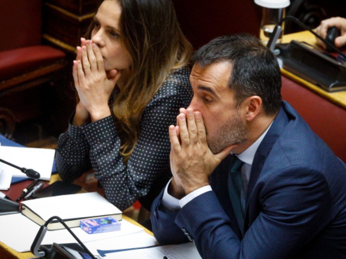 &Mu;&epsilon;&tau;ά &tau;&eta; &Nu;έ&alpha; &Alpha;&rho;&iota;&sigma;&tau;&epsilon;&rho;ά, &omicron; &Sigma;&Upsilon;&Rho;&Iota;&Zeta;&Alpha;; &Eta; έ&xi;&omicron;&delta;&omicron;&sigmaf; &tau;&omega;&nu; 6+1 &beta;&omicron;&upsilon;&lambda;&epsilon;&upsilon;&tau;ώ&nu;, &eta; &pi;&rho;ό&tau;&alpha;&sigma;&eta; &Pi;&alpha;&pi;&pi;ά, &omicron; &Delta;&rho;&alpha;&gamma;&alpha;&sigma;ά&kappa;&eta;&sigmaf; &kappa;&alpha;&iota; &eta; &kappa;ά&lambda;&pi;&eta; &Phi;ά&mu;&epsilon;&lambda;&lambda;&omicron;&upsilon;
