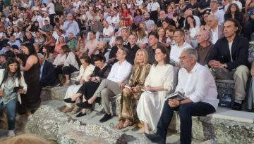 Στην Επίδαυρο για τη «Μήδεια» Μητσοτάκης – Μαρέβα
