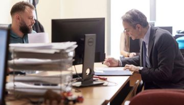 Στο ΑΤ Συντάγματος για έκδοση νέας ταυτότητας ο Μητσοτάκης | Lykavitos.gr