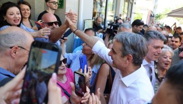 Επίσκεψη Μητσοτάκη στη Νέα Σμύρνη: Βόλτα στα μαγαζιά και τάβλι σε καφέ της περιοχής – Βίντεο