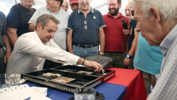 Προφίλ «το παιδί του λαού» με… τάβλι στο καφενείο (Βίντεο)