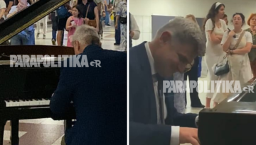 Νικόλας Φαραντούρης: Κάθισε στο πιάνο στο Μετρό Συντάγματος και έπαιξε Χατζιδάκι, Θεοδωράκη και Sound of Silence (Εικόνες