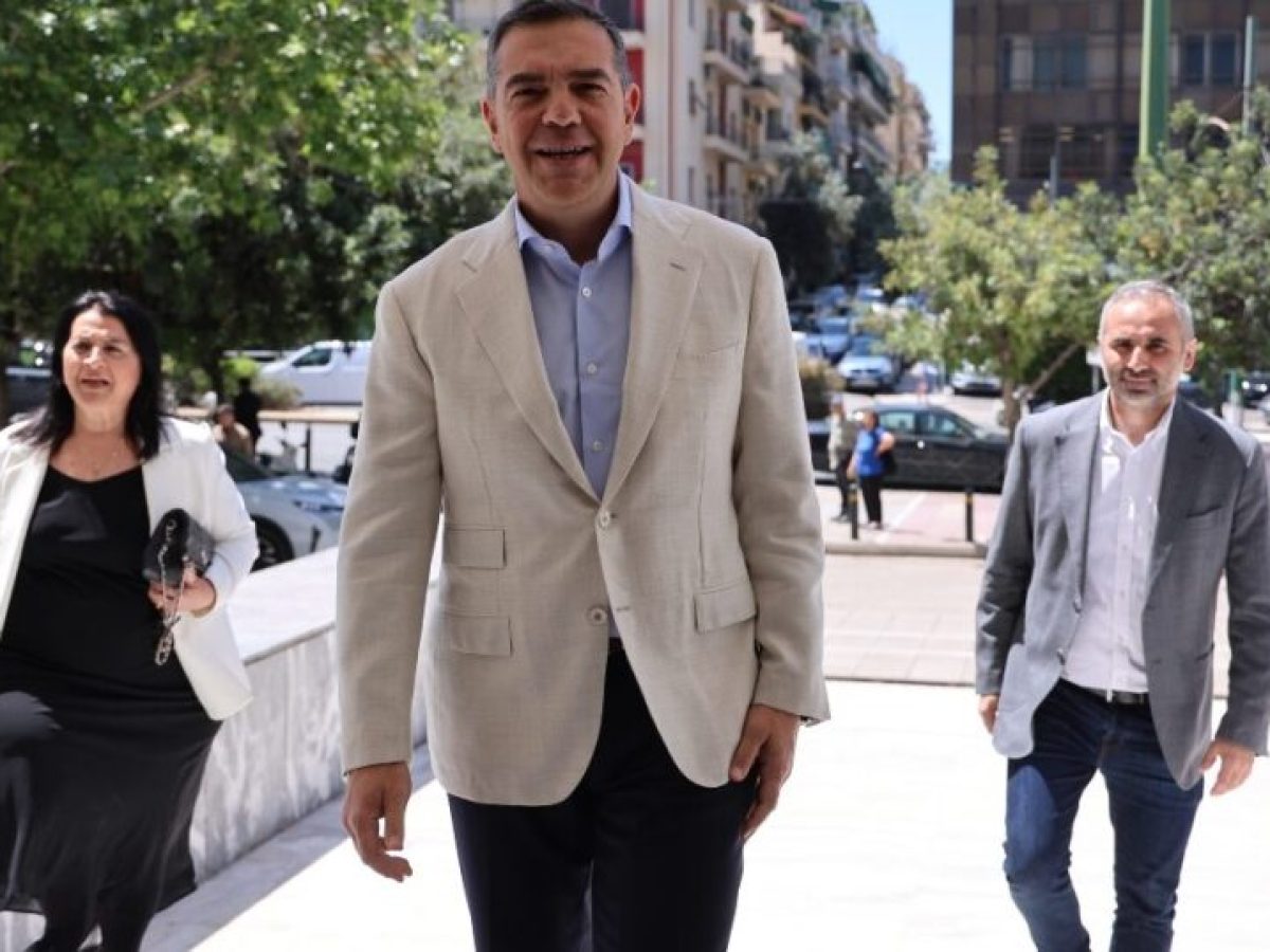 &Omicron; &Alpha;&lambda;έ&xi;&eta;&sigmaf; &laquo;&tau;&rho;&alpha;&gamma;&omicron;&upsilon;&delta;ά&epsilon;&iota;&raquo;&hellip; &Mu;&alpha;&zeta;&omega;&nu;ά&kappa;&eta; &sigma;&tau;&omicron;&nu; &Phi;ά&mu;&epsilon;&lambda;&lambda;&omicron;