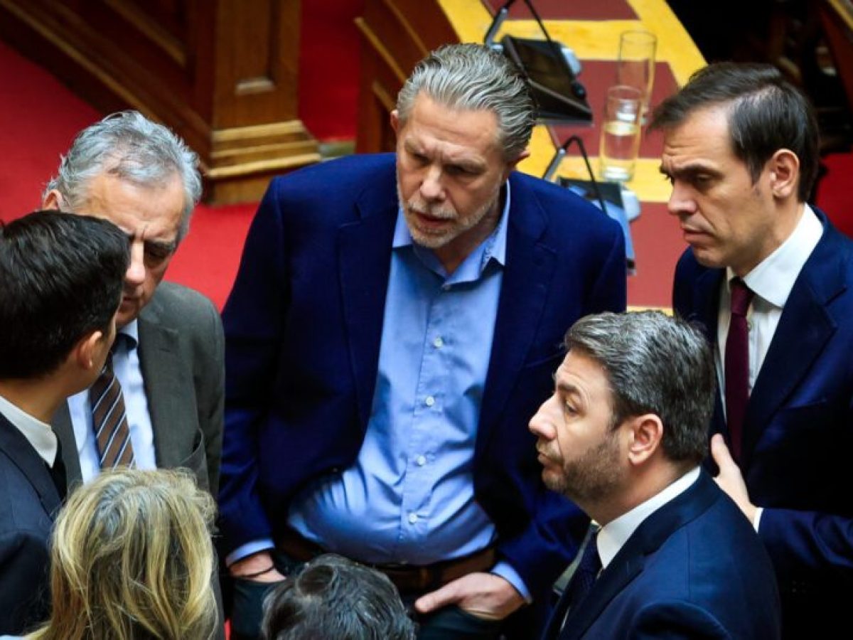 &Omicron; &Alpha;&nu;&delta;&rho;&omicron;&upsilon;&lambda;ά&kappa;&eta;&sigmaf; &pi;&alpha;&rho;&omicron;&upsilon;&sigma;&iota;ά&zeta;&epsilon;&iota; &tau;&eta;&nu; &laquo;&omicron;&mu;ά&delta;&alpha; &kappa;&rho;&omicron;ύ&sigma;&eta;&sigmaf;&raquo; &epsilon;&nu;ό&psi;&epsilon;&iota; &epsilon;&kappa;&lambda;&omicron;&gamma;ώ&nu;: &Sigma;&tau;&eta;&nu; &pi;&rho;ώ&tau;&eta; &gamma;&rho;&alpha;&mu;&mu;ή &Gamma;&epsilon;&rho;&omicron;&upsilon;&lambda;ά&nu;&omicron;&sigmaf;, &Alpha;&pi;&omicron;&sigma;&tau;&omicron;&lambda;ά&kappa;&eta;, &Mu;ά&nu;&tau;&zeta;&omicron;&sigmaf;, &Kappa;&alpha;&tau;&rho;ί&nu;&eta;&sigmaf;