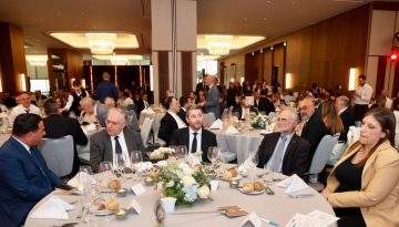 Ο Γεωργιάδης στο ίδιο τραπέζι με την Κωνσταντοπούλου και τον Ανδρουλάκη λίγες μέρες μετά τη μήνυση – Η πιο αμήχανη στιγμή