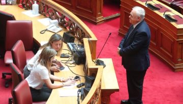 Ο Γιάννης Δραγασάκης ορκίστηκε βουλευτής – Αναμένεται η ανεξαρτητοποίησή του