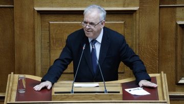Ο Γιάννης Δραγασάκης παίρνει την έδρα της Έφης Αχτσιόγλου