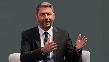 Ο Νίκος Ανδρουλάκης συζητά με νέους στα Λιπάσματα της Δραπετσώνας