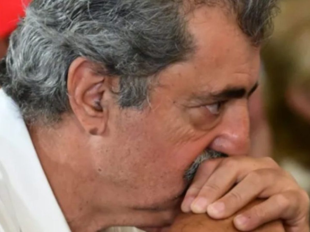 &Omicron; &Pi;&Omicron;&Lambda;&Alpha;&Kappa;&Eta;&Sigma; &Alpha;&Nu;&Tau;&Epsilon;&Pi;&Iota;&Tau;&Iota;&Theta;&Epsilon;&Tau;&Alpha;&Iota;: &laquo;&Delta;&epsilon;&nu; &chi;&alpha;&rho;ί&zeta;&omicron;&upsilon;&mu;&epsilon; &tau;&omicron;&nu; &Sigma;&Upsilon;&Rho;&Iota;&Zeta;&Alpha;&raquo; &ndash; &Epsilon;&mu;&phi;ύ&lambda;&iota;&omicron;&sigmaf; &mu;&epsilon;&tau;ά &tau;&omicron; &ldquo;&nu;&alpha;&iota;&rdquo; &sigma;&tau;&omicron;&nu; &Tau;&sigma;ί&pi;&rho;&alpha;