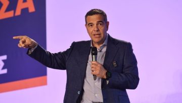 Ο Τσίπρας με «πακέτο-σοκ»: Δωρεάν μετακινήσεις, φθηνό ρεύμα και τέλος στις Πανελλαδικές