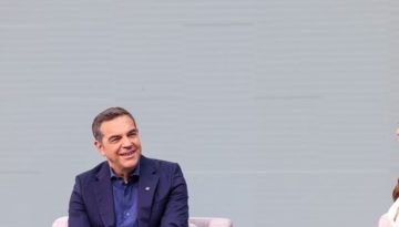 Ο Τσίπρας ξανά σε ρόλο «σωτήρα»: Υποσχέσεις, καταγγελίες και ένα déjà vu που θυμίζει 2014