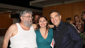 Ο Αλέξης Τσίπρας και η Μπέττυ Μπαζιάνα στην παράσταση του Σταμάτη Κραουνάκη στο Ηρώδειο