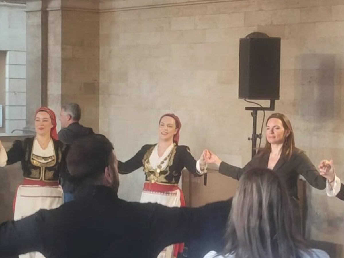Όλγα Κεφαλογιάννη: Στην Κρήτη μαζί με τα παιδιά της – Ο «Χανιώτης» που χόρεψε σε εκδήλωση του υπουργείου Τουρισμού