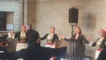 Όλγα Κεφαλογιάννη: Στην Κρήτη μαζί με τα παιδιά της – Ο «Χανιώτης» που χόρεψε σε εκδήλωση του υπουργείου Τουρισμού