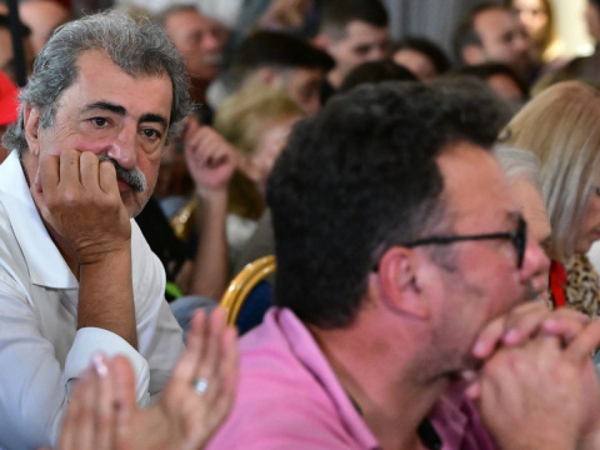 Ώ&rho;&alpha; &mu;&eta;&delta;έ&nu; &sigma;&tau;&eta;&nu; &Kappa;&Epsilon; &Sigma;&Upsilon;&Rho;&Iota;&Zeta;&Alpha;: &laquo;&Delta;ί&pi;&lambda;&alpha; &sigma;&tau;&omicron;&nu; &Tau;&sigma;ί&pi;&rho;&alpha;;&raquo; &eta; &gamma;&rho;&alpha;&mu;&mu;ή &Phi;ά&mu;&epsilon;&lambda;&lambda;&omicron;&upsilon; &ndash; &Mu;ό&nu;&omicron; 39 &upsilon;&pi;&omicron;&gamma;&rho;&alpha;&phi;έ&sigmaf; &sigma;&tau;&omicron;&upsilon;&sigmaf; 280 &mu;ά&zeta;&epsilon;&psi;&epsilon; &omicron; &Pi;&omicron;&lambda;ά&kappa;&eta;&sigmaf;