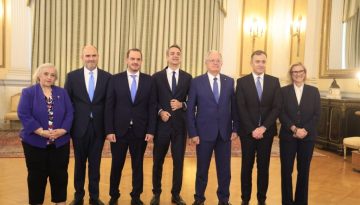 Ορκίστηκαν τα νέα μέλη της κυβέρνησης – Το χειροφίλημα στην Αλεξάνδρα Παπαδοπούλου