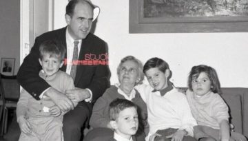 Ανδρέας Παπανδρέου: To αδημοσίευτο φωτογραφικό ντοκουμέντο με τα παιδιά του και τη Σοφία Μινέικο