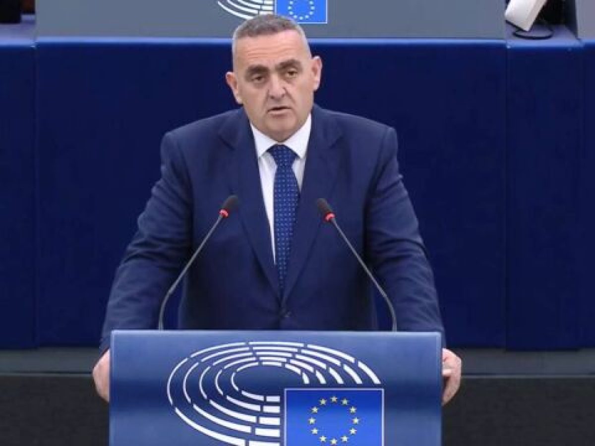 Παρέμβαση Μπελέρη για τα επεισόδια στην Αλβανία: Η Επιτροπή θα ζητήσει διευκρινίσεις από τις αρχές σχετικά με τη διασφάλι
