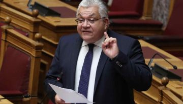Πέταξαν τρικάκια έξω από το σπίτι του υφυπ. Παιδείας – Τι δήλωσε μετά την επίθεση