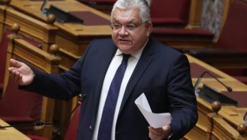 Πέταξαν τρικάκια στο σπίτι του υφυπουργού Παιδείας Νίκου Παπαϊωάννου