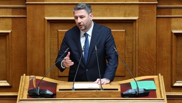 ΠΑΣΟΚ: Το θεσμικό πρέσινγκ με φόντο το Σύνταγμα και το νέο επικοινωνιακό πρότζεκτ του Ανδρουλάκη