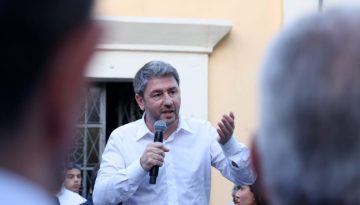 ΠΑΣΟΚ: Από την «επίθεση κατά της ΝΔ» στη διμέτωπη σύγκρουση με Μητσοτάκη και Τσίπρα