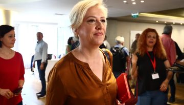 Ρένα Δούρου σε Σ. Φάμελλο: «Τελευταία ευκαιρία σήμερα να δεχτείς την τροπολογία, αλλιώς μας πετάτε στα σκυλιά»