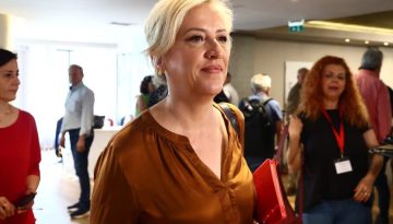Ρένα Δούρου: «Τρεις μήνες τώρα είμαστε πεταμένοι στα σκυλιά» – Σκληρή κριτική στην Κ.Ε. του ΣΥΡΙΖΑ