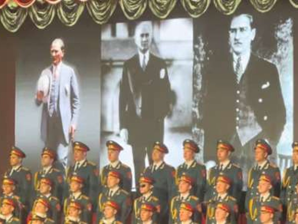 &Rho;&omega;&sigma;&iota;&kappa;ή &pi;&rho;ό&kappa;&lambda;&eta;&sigma;&eta; &sigma;&tau;&eta;&nu; Ά&gamma;&kappa;&upsilon;&rho;&alpha;: &Eta; &chi;&omicron;&rho;&omega;&delta;ί&alpha; &tau;&omicron;&upsilon; &Kappa;ό&kappa;&kappa;&iota;&nu;&omicron;&upsilon; &Sigma;&tau;&rho;&alpha;&tau;&omicron;ύ &tau;&rho;&alpha;&gamma;&omicron;ύ&delta;&eta;&sigma;&epsilon; &tau;&omicron; &laquo;&epsilon;&mu;&beta;&alpha;&tau;ή&rho;&iota;&omicron; &tau;&eta;&sigmaf; &Sigma;&mu;ύ&rho;&nu;&eta;&sigmaf;&raquo; &pi;&omicron;&upsilon; &epsilon;&xi;&upsilon;&pi;&nu;&epsilon;ί &tau;&omicron;&nu; &Mu;&omicron;&upsilon;&sigma;&tau;&alpha;&phi;